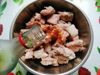 3、萝卜炖排骨,加入料酒拌匀，腌制20分钟