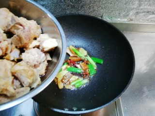 7、萝卜炖排骨,倒入腌制好的排骨翻炒上色