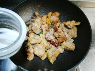 8、萝卜炖排骨,根据自己的口味加入适量盐翻炒均匀