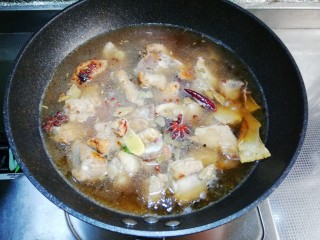 9、萝卜炖排骨,兑入热开水，落过食材即可，大火烧开，小火炖1个小时左右