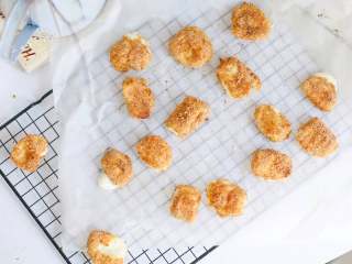 5、炸牛奶,对于不爱喝奶的娃，试试这个方法，做成可以抓着吃的手指食物，鼓励宝宝动手自己吃，增加奶量的摄入。