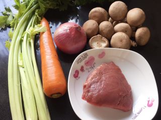 1、#咸味#烤牛肉酿香菇,准备好主食材。