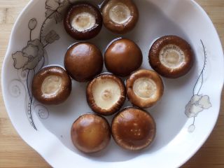 5、#咸味#烤牛肉酿香菇,新鲜香菇去蒂洗净，在盐水中浸泡五分钟。