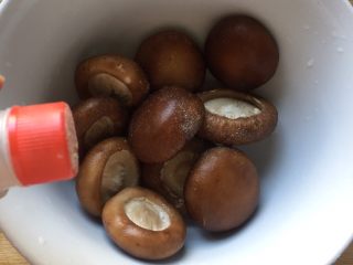 6、#咸味#烤牛肉酿香菇,捞出沥干水分，撒入少许胡椒粉腌制五分钟。