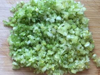 8、#咸味#烤牛肉酿香菇,西芹摘去叶子留茎洗净切碎备用。