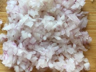 9、#咸味#烤牛肉酿香菇,香葱也切碎备用。