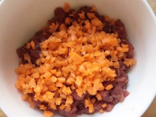 10、#咸味#烤牛肉酿香菇,牛肉末腌好后，放入胡萝卜碎