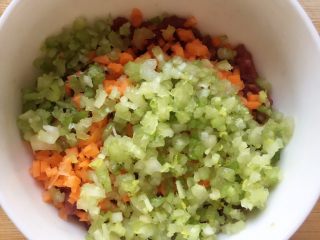 11、#咸味#烤牛肉酿香菇,放入西芹碎