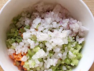 12、#咸味#烤牛肉酿香菇,放入香葱碎