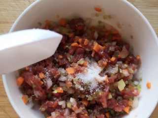 13、#咸味#烤牛肉酿香菇,加入少许盐、鸡粉