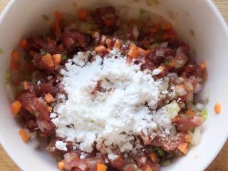 14、#咸味#烤牛肉酿香菇,加入适量的干淀粉