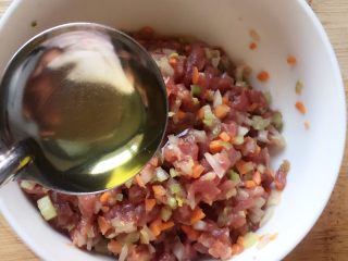 15、#咸味#烤牛肉酿香菇,倒入少许橄榄油拌匀腌制一会至其入味。