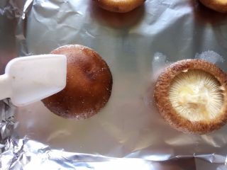 16、#咸味#烤牛肉酿香菇,在腌好洗净的香菇上撒少许盐