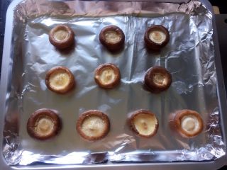 18、#咸味#烤牛肉酿香菇,把腌制好的香菇摆在铺有锡纸的烤盘上。