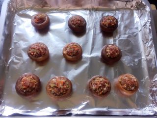 19、#咸味#烤牛肉酿香菇,再把腌好的牛肉馅放在香菇上。