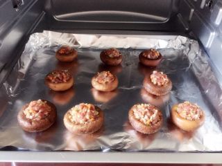 20、#咸味#烤牛肉酿香菇,烤箱预热好，把食材放入烤箱，上下火230度，烤十分钟至熟即可。