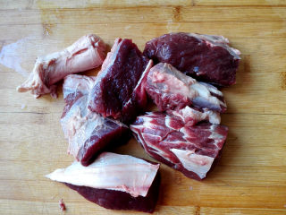 1、咖喱牛肉土豆,用清水反复冲洗干净，切成大块，