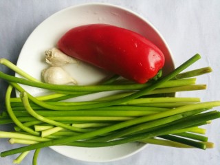 1、超下饭神器蒜苔香干粒,准备食材：蒜苔，辣椒，蒜粒。