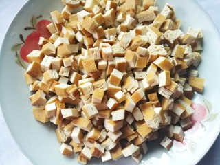 4、超下饭神器蒜苔香干粒,香干切粒。