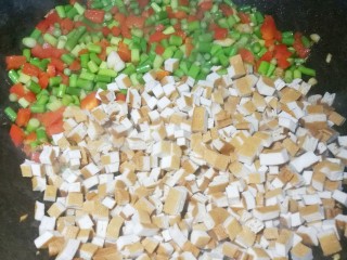 7、超下饭神器蒜苔香干粒,加入香干粒翻炒。