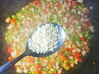 8、超下饭神器蒜苔香干粒,加一勺鸡精。，2勺生抽，1勺盐翻炒均匀即可