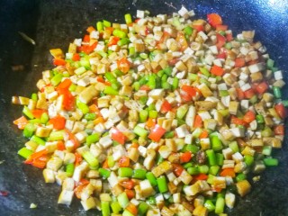 11、超下饭神器蒜苔香干粒,翻炒均匀即可。