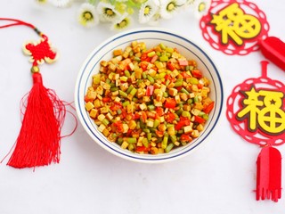 12、超下饭神器蒜苔香干粒,出锅装盘。