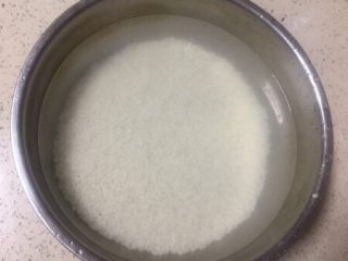 1、版纳香甜糯萝饭,糯米洗净