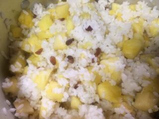 8、版纳香甜糯萝饭,把它们搅拌均匀