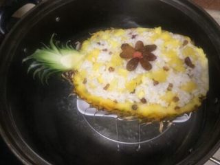 11、版纳香甜糯萝饭,蒸锅烧水,菠萝饭底部放个小盘,放入蒸锅