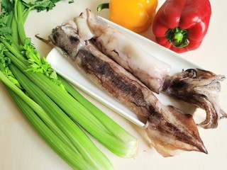 1、鱿鱼炒芹菜,准备所需要的食材。