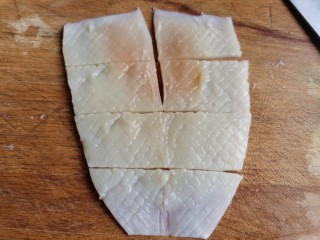 5、鱿鱼炒芹菜,将打好花刀的鱿鱼切成片。