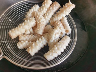 6、鱿鱼炒芹菜,锅里放水烧开，放入鱿鱼焯水，鱿鱼受热后卷起就变成漂亮的鱿鱼花。