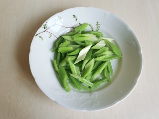 7、鱿鱼炒芹菜,芹菜摘去叶子洗净，斜刀切成段状。