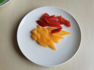 8、鱿鱼炒芹菜,切少许的红黄椒做配菜。