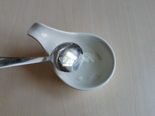 11、鱿鱼炒芹菜,碗里放入少许淀粉，加入适量的清水，搅拌成淀粉水勾芡用。