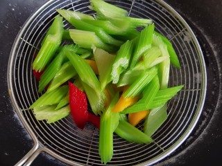 9、鱿鱼炒芹菜,将切好的芹菜和红黄椒一起焯水，捞出过凉水，控水备用。。