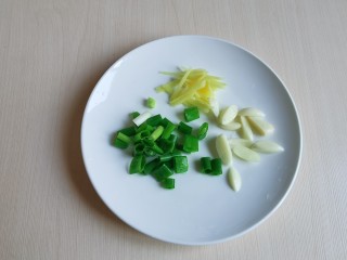 10、鱿鱼炒芹菜,切少许葱姜蒜。