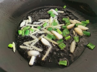 12、鱿鱼炒芹菜,锅里放油，加入葱姜蒜爆香。