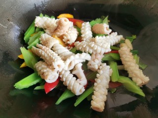 13、鱿鱼炒芹菜,放入芹菜、红、黄椒和鱿鱼卷。