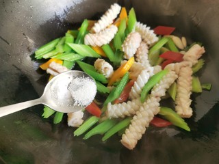 14、鱿鱼炒芹菜,加入少许料酒和盐，再加入一点点白糖。为了保持鱿鱼洁白，芹菜翠绿，最好不要加生抽。