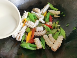 15、鱿鱼炒芹菜,倒入调好的淀粉水，大火快速翻炒出锅。经过焯水后的鱿鱼和芹菜基本熟了，所以不要炒时间过长，防止鱿鱼炒老。