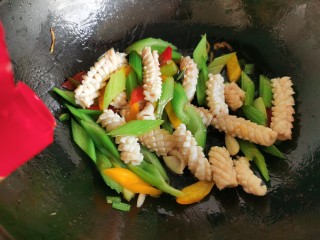 16、鱿鱼炒芹菜,出锅前可加入少许香油。