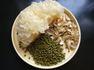 3、绿豆百合银耳羹,准备食材。