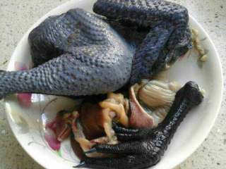 1、红枣枸杞乌鸡汤,乌鸡杀洗干净，