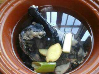 3、红枣枸杞乌鸡汤,把乌鸡放入砂锅里加满水煲，放入葱段姜片八角