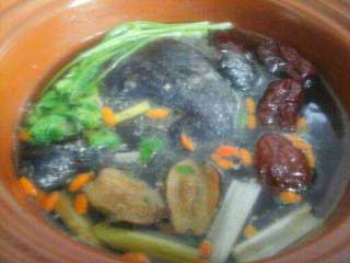 7、红枣枸杞乌鸡汤,放两根香菜。