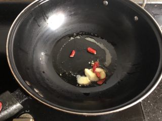 2、红烧老鹅,锅里烧热放油，姜，辣椒煸香。
