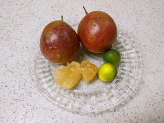 1、青柠百香果热饮,准备好材料。