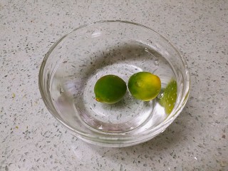 2、青柠百香果热饮,小青柠提前用盐水浸泡15分钟。